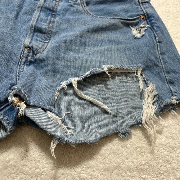 Women’s Levi's 501 Light Blue Wash Distressed Denim Cutoff Jean Shorts size 30 - Picture 3 of 9